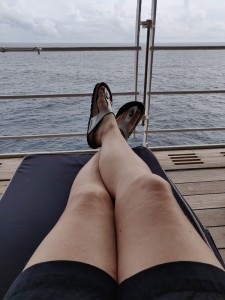 auf dem Deckchair die Aussicht genießen