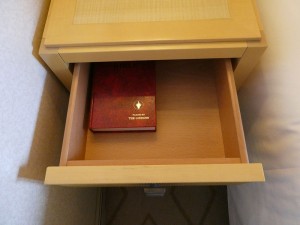 Nachtkästchen links