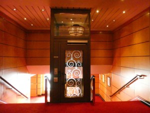 Aufzug beim Theater