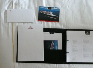 Infomappe mit Briefpapier und Postkarten