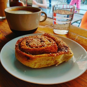 Kanelbulle mit Cappuccino