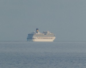 ein Costa Schiff in der Ferne