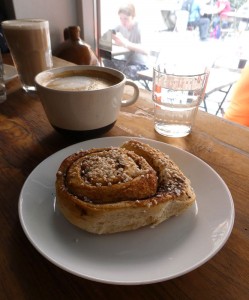 Kanelbulle mit Cappuccino
