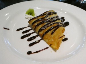 Kokos-Crepes mit Schokoladensauce