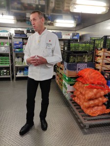 Klaus Kremer erläutert die Lagerräume
