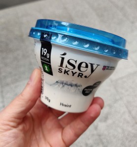 ein Becher Skyr am Flughafen