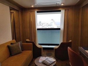 Wohnbereich mit Infinity-Fenster