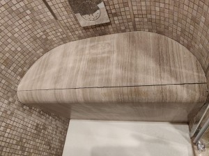 gebrochene Bank in der Dusche