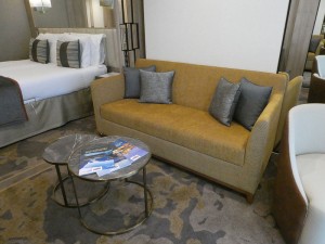 Sofa mit Tischen