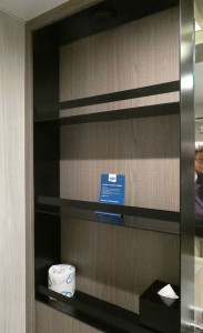 Ablagen über der Toilette