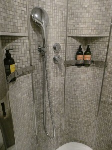 Dusche - Handbrause mit Ablagen