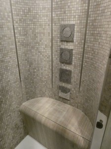 Dusche - Sitzfläche mit Massagedüsen