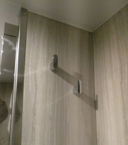 Haken neben der Dusche