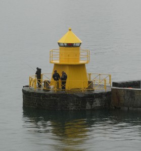 Angler an der Hafenausfahrt