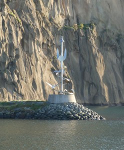 Skulptur am Hafeneingang