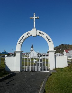 Friedhofsausgang mit Kirche