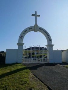 Friedhofseingang mit Eldfell