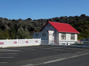 Haus am Rand des Lavastroms