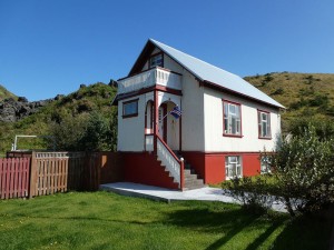 Haus am Rand des Lavastroms