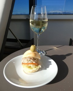 Sandwich und Weißwein