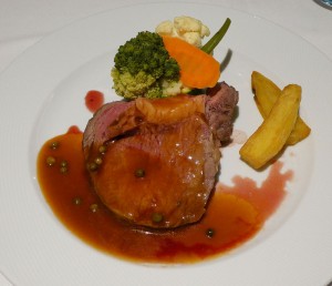 Gebratenes Rinderfilet mit grüner Pfeffersauce (Roastbeef)
