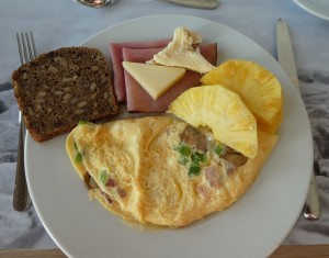 Omelett, Vollkornbrot, Ananas, Wurst und Käse