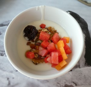 Joghurt mit Obstsalat und Nüssen