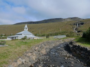 Kirche und Wasserfälle