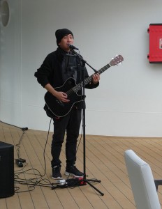 EJ spielt am Pooldeck