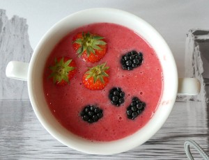 kalte Erdbeersuppe mit Beeren vom Obstbuffet