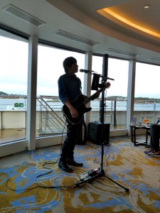EJ spielt und singt