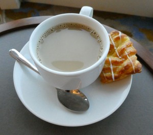 erster Kaffee und ein Teilchen