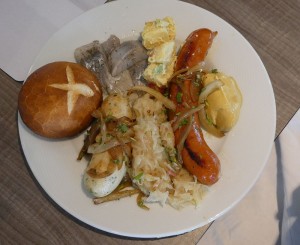 mein Mann probiert die Weißwurst