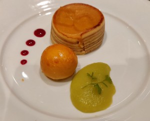 Perlhuhnparfait "Napoleon" mit Apfel-Ingwer-Püree, Riesling-Gelee und Brioche