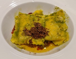 "Maultasche" gefüllt mit Wintertrüffeln und Pistou-Sauce