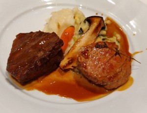 Duo aus Kalbsfilet und geschmoreter Wange, zartem Wirsing, glasierten Minimöhren und Kräuter-Jus