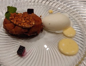 Schokoladentarte mit karamellisierten Birnen und Vanille-Mascarpone Eiscreme