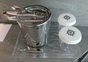 Eiskübel und Gläser