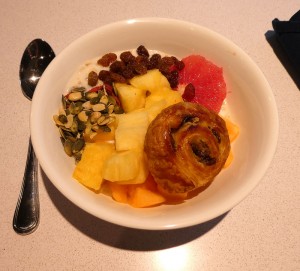 Müsli mit Obst und Teilchen