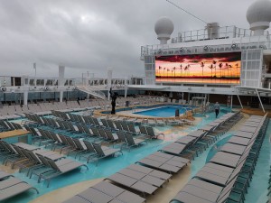 Hauptpool und Sonnendeck