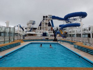 Hauptpool und Sonnendeck
