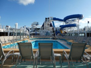 Hauptpool und Sonnendeck