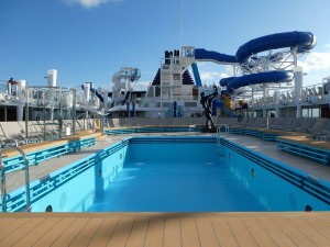 Hauptpool und Sonnendeck