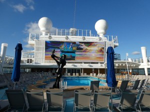Hauptpool und Sonnendeck