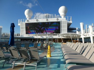 Hauptpool und Sonnendeck