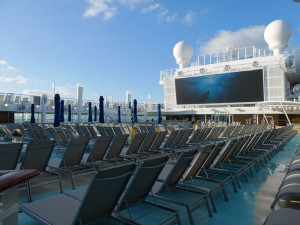 Hauptpool und Sonnendeck