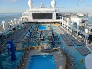 Hauptpool und Sonnendeck