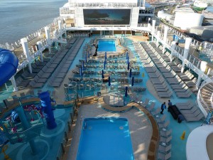 Hauptpool und Sonnendeck