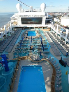 Hauptpool und Sonnendeck