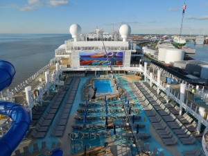 Hauptpool und Sonnendeck